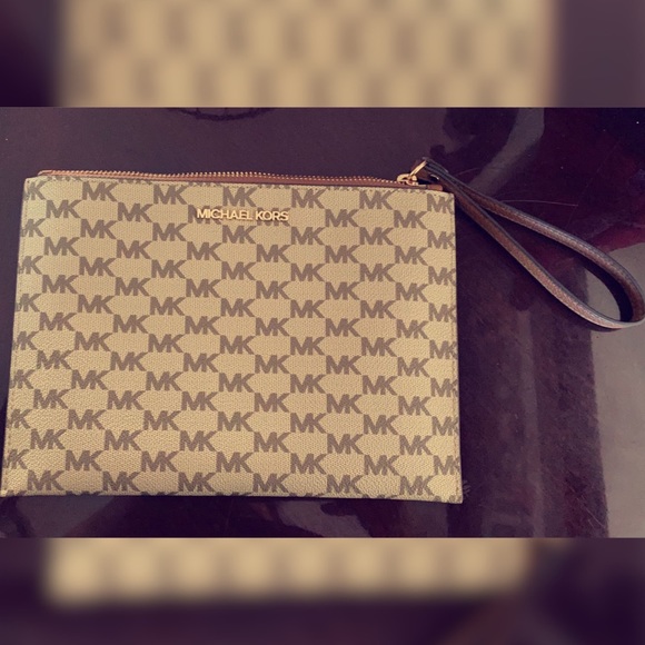 Light brown Michael Kors wrist wallet - Picture 3 of 3